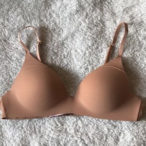 Victoria’s Secret Wireless Lightly Lined Nude Bra